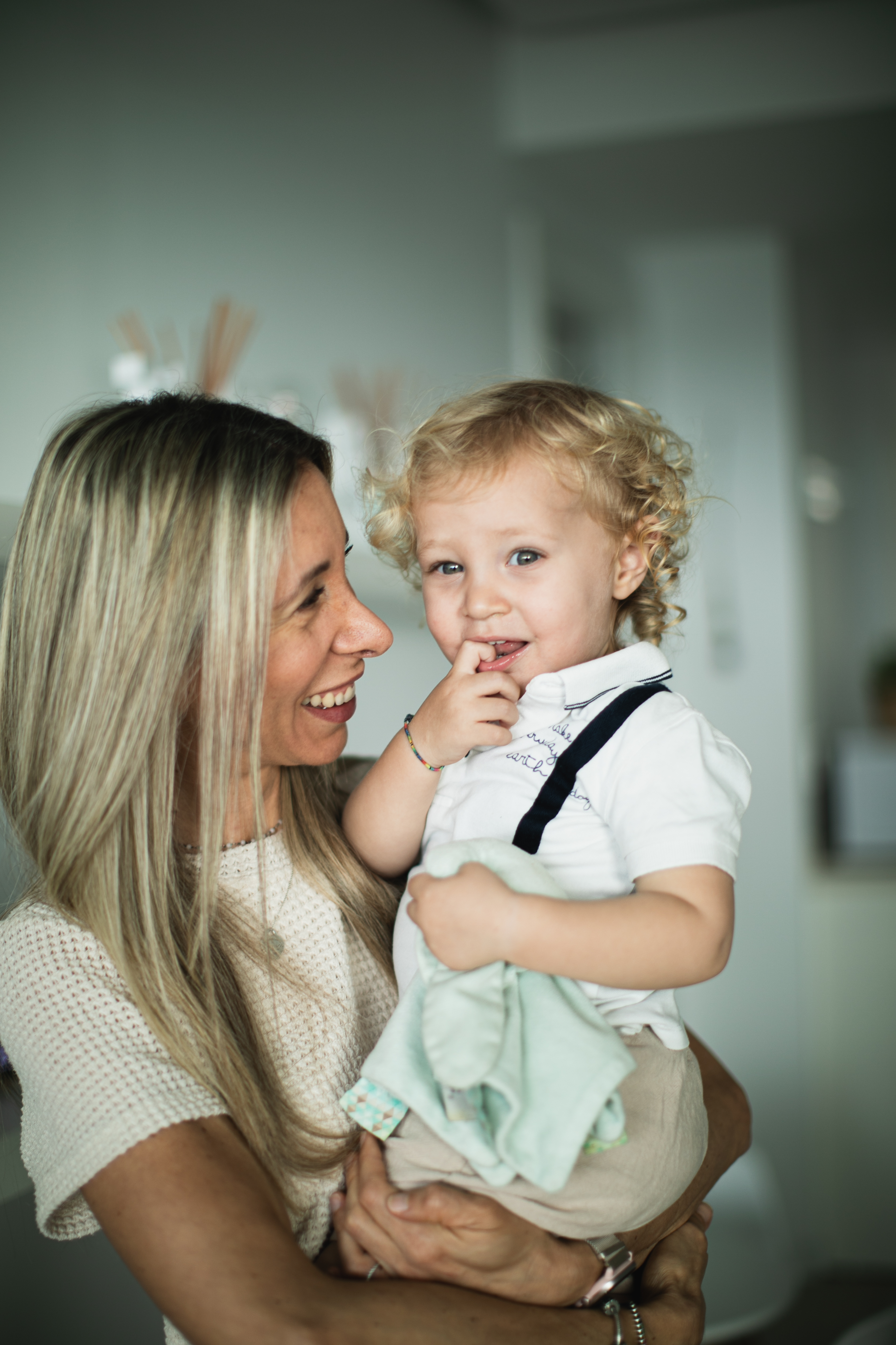Debora con un bambino in braccio